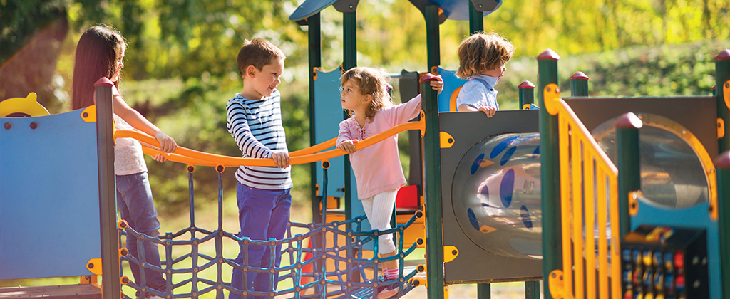 Des enfants qui joue en exterieur