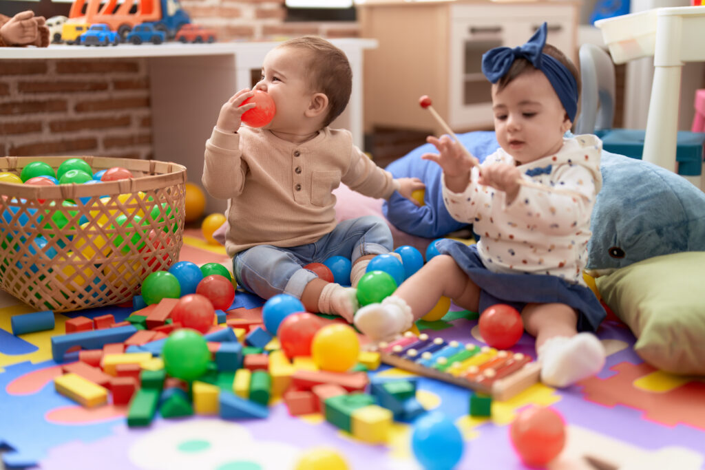 Deux enfants qui jouent ensemble